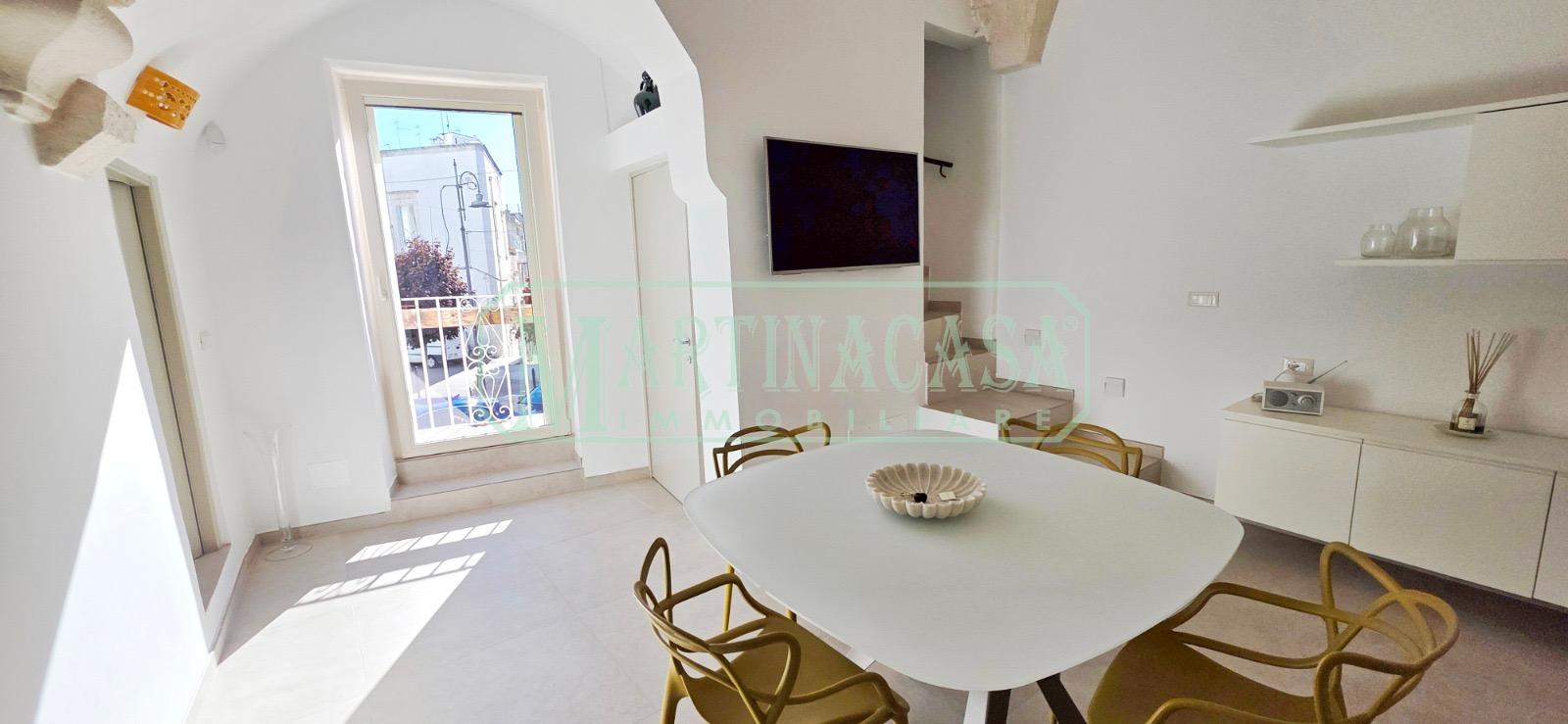 02 Elegancki apartament z panoramicznym tarasem w sercu Martina Franca