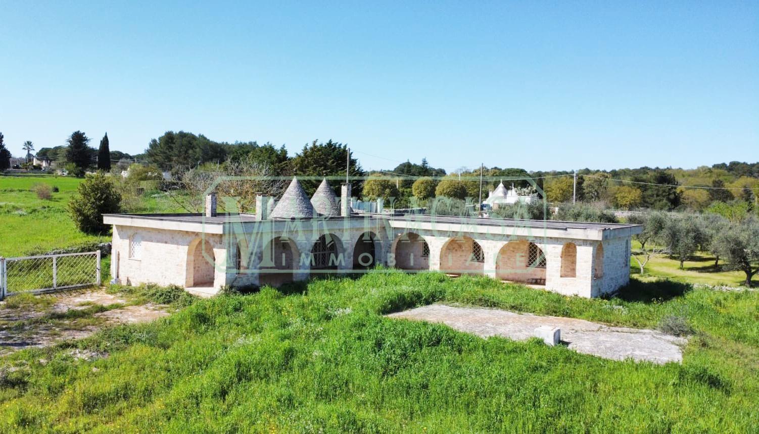 01 Urokliwy kompleks trulli pośród natury Apulii